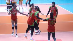Selebrasi para pemain Jakarta Pertamina Enduro usai mendapatkan poin pada pertandingan melawan Gresik Phonska Plus Pupuk Indonesia di GOR Sritex Arena Solo, Kamis (9/4/2026). (Dok. PBVSI)