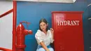 Tampil lebih santai, Ziva kembali mengambil pantone putih dan denim. Ia memadukan baloon sleeve satin blouse berwarna putih dengan cutbray jeans. [instagram/zivamagnolya]