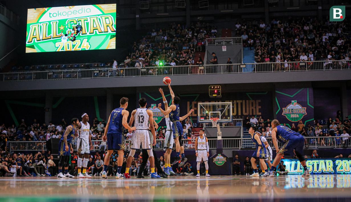 Pemain Tim Legacy dan Tim Future melakukan jump ball pada laga IBL All Star 2024 di Britama Arena, Kelapa Gading, Jakarta, Sabtu (27/04/2024). (Bola.com/Bagaskara Lazuardi)