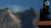 Petugas dari komunitas Siaga Merapi memantau aktivitas gunung merapi dari Lapangan Stiper, Glagaharjo, Cangkringan, Sleman, Kamis (19/11/2020). Status Gunung Merapi sudah dinaikkan pada 5 November 2020 lalu dari waspada level II menjadi siaga level III. (Liputan6.com/Johan Tallo)