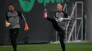 Kiper Barcelona Inaki Pena (kiri) dan Marc-Andre ter Stegen menghadiri sesi latihan bersiap menjamu Inter Milan pada matchday 4 Grup C Liga Champions di tempat latihan Joan Gamper di Sant Joan Despi, Selasa (11/10/2022). Jika kalah di laga ini berarti pupuslah peluang Barcelona untuk lolos ke fase babak knock out.
(Josep LAGO / AFP)