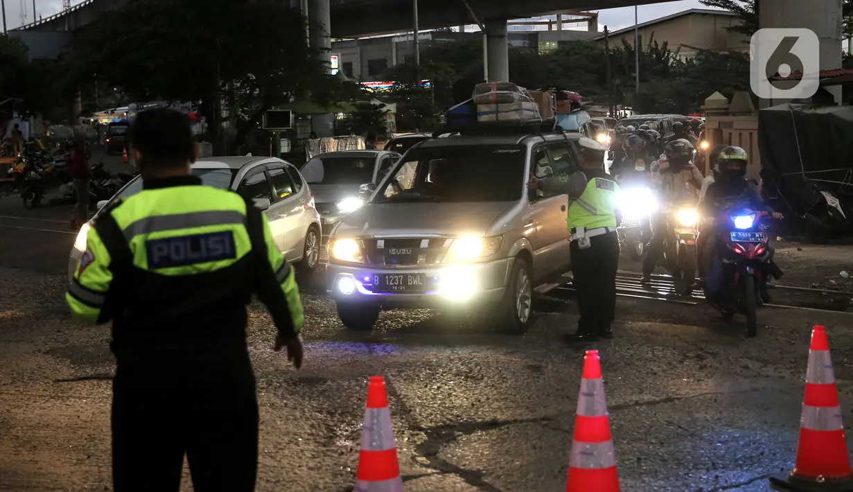 <p>Petugas kepolisian mengalihkan para pemudik untuk menyebrang melalui pelabuhan Indah Kiat, Merak, Banten, Sabtu (30/4/2022). Untuk mengurai kepadatan kendaran pemudik petugas mengalihkan para pemudik menyebrang melalui pelabuhan Indah Kiat. (Liputan6.com/Angga Yuniar)</p>