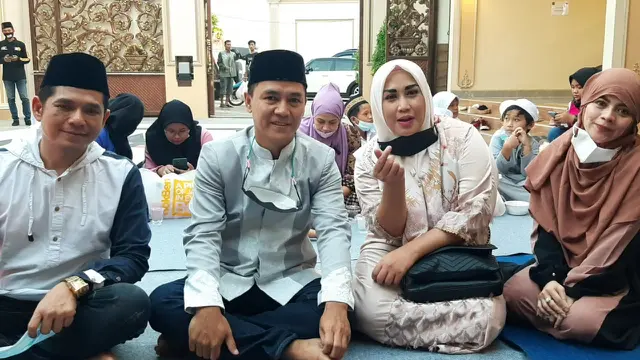 Adi Kurnia Setiadi bersama istrinya, Melinda Cinta Satu Malam (ist)
