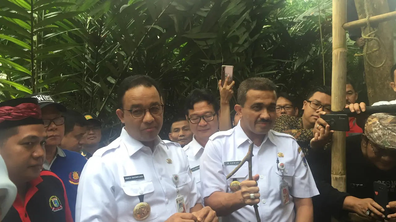 Gubernur Anies Baswedan menyambangi perkebunan duku di kawasan Condet, Jakarta Timur. (Liputan6.com/Ika Defianti)