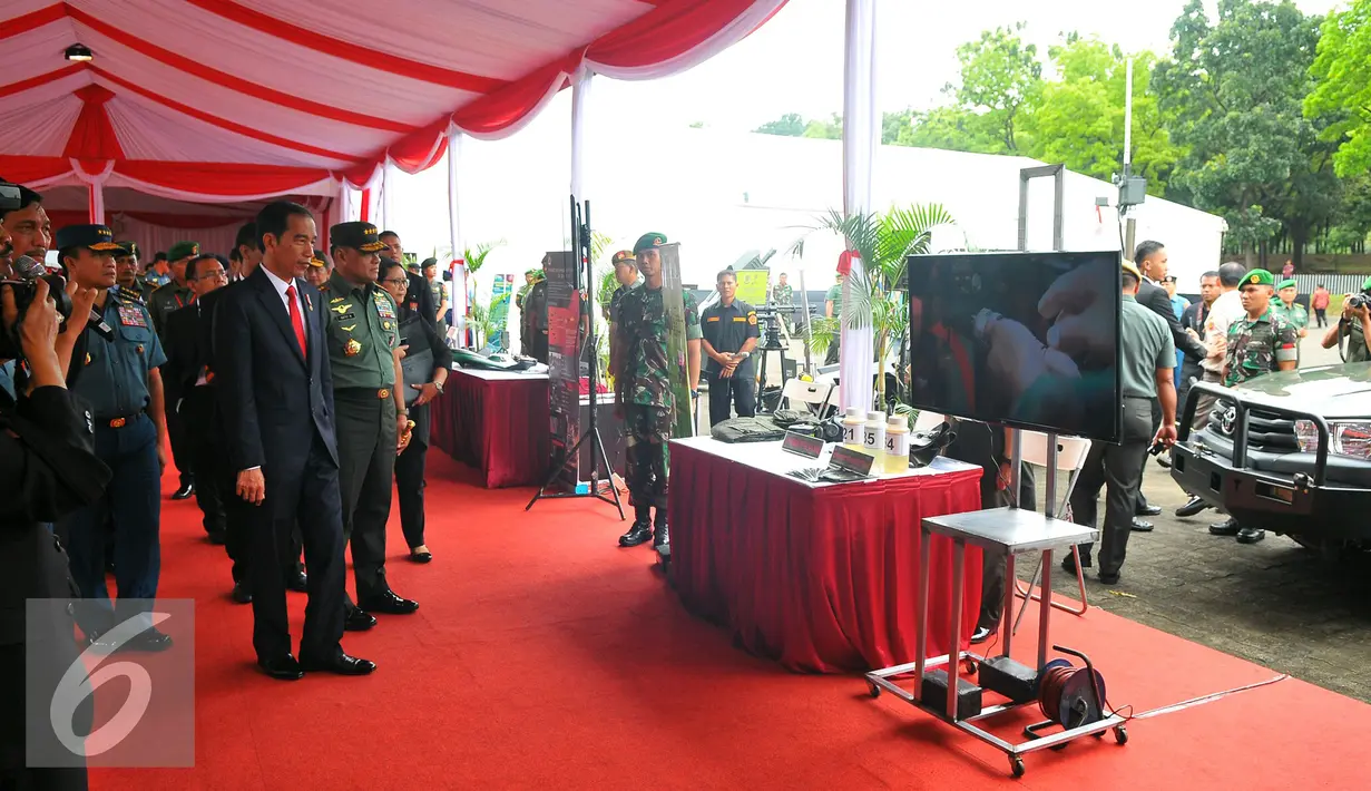 Presiden Jokowi menjiau pameran Alpalhan dan SP3D di Mabes TNI, Jakarta, Senin (16/1). Peserta pameran tersebut diikuti Satuan Elite TNI AD, AL dan AU, Balitbang Kementerian Pertahanan, PT Pindad, PT DI, PT PAL, PT LEN. (Liputan6.com/Angga Yuniar)