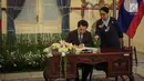 Menlu RI, Retno Marsudi menemani Menlu Laos, Saleumxay Kommasith saat mengisi buku tamu di Gedung Pancasila Kemlu, Kamis (27/7). Kunjungan Menlu Laos bersamaan dengan peringatan 60 tahun Hubungan Diplomatik antara kedua negara (Liputan6.com/Faizal Fanani)