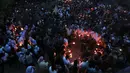 Kelompok Yazidi Irak membawa obor parafin berkumpul di luar kuil Lalish saat perayaan Tahun Baru Yazidi di lembah dekat Dohuk, Irak (17/4). (AFP/Safin Hamed)