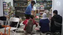 Pengunjung memilih buku yang dijual di Pasar Buku Jakbook Kenari, Jakarta, Rabu (28/8/2019). Pasar yang sebelumnya sepi itu kini mulai diramaikan oleh pengunjung untuk membeli buku dengan harga miring atau hanya sekadar melihat-lihat. (Liputan6.com/Immanuel Antonius)
