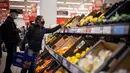 Seorang pelanggan berbelanja buah dan sayuran di supermarket Sainsbury di Walthamstow, London timur pada 13 Februari 2022. Angka inflasi Inggris tembus 5,4 persen pada Desember lalu. Inflasi itu juga menjadi yang tertinggi dalam 30 tahun terakhir. (Tolga Akmen / AFP)