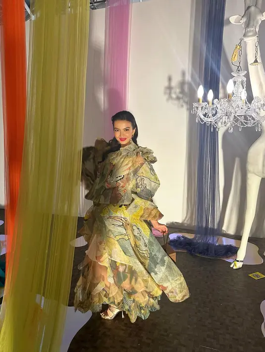 Jelang penutupan JFW 2024, Raline Shah tampil grande dengan pleated gown berwarna kuning [@ralineshah]