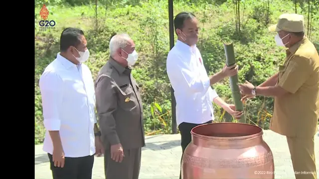 Presiden Joko Widodo atau Jokowi memimpin prosesi penyerahan tanah dan air dari 34 provinsi di Indonesia, di Ibu Kota Negara (IKN) Nusantara Kalimantan Timur, Senin (14/3/2022).