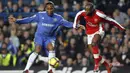 Pemain Arsenal, William Gallas (kanan) berusaha merebut bola pemain Chelsea, Didier Drogba pada laga lanjutan Liga Inggris 2009/2010 di Stamford Bridge, London, 7 Februari 2010. Arsenal mendapatkan Gallas secara gratis setelah dilepas The Blues pada 2007. (AFP/Glyn Kirk)