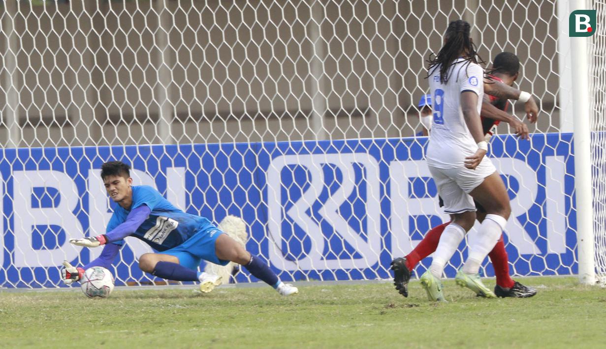 Kiper Persipura Jayapura, Fitrul Dwi Rustapa (kiri) menangkap bola saat melawan Arema FC dalam laga pekan ke-5 BRI Liga 1 2021/2022 di Stadion Madya, Jakarta, Rabu, (29/9/2021). Persipura kalah 0-1. (Bola.com/ M Iqbal Ichsan)