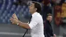 Gaya pelatih Hellas Verona, Fabio Pecchia memberikan instruksi kepada anak asuhnya saat melawan AS Roma pada lanjutan Serie A di Olympic stadium, Roma, (16/9/2017). Roma menang 3-0. (AP/Andrew Medichini)