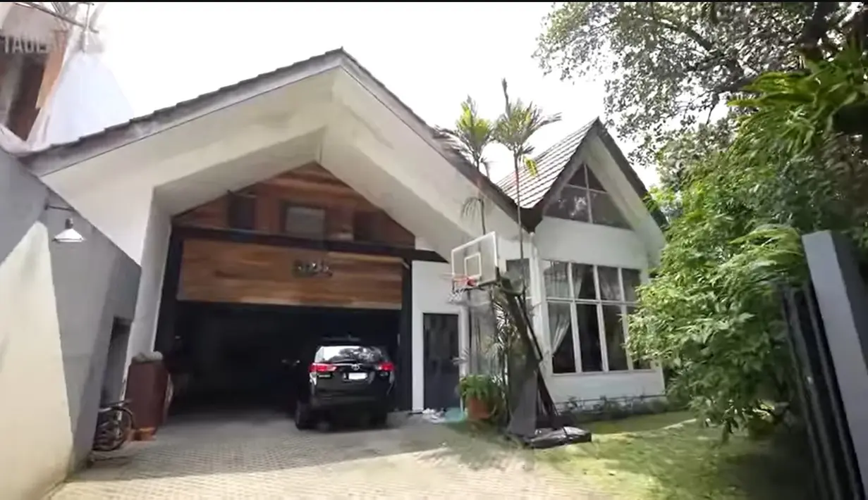 Tidak semuanya baru, Dwi Sono mengaku rumahnya banyak menggunakan barang-barang bekas. Potret asri sudah terlihat dari depan rumah dengan banyak pohon dan taman. [YouTube/TAULANY TV]