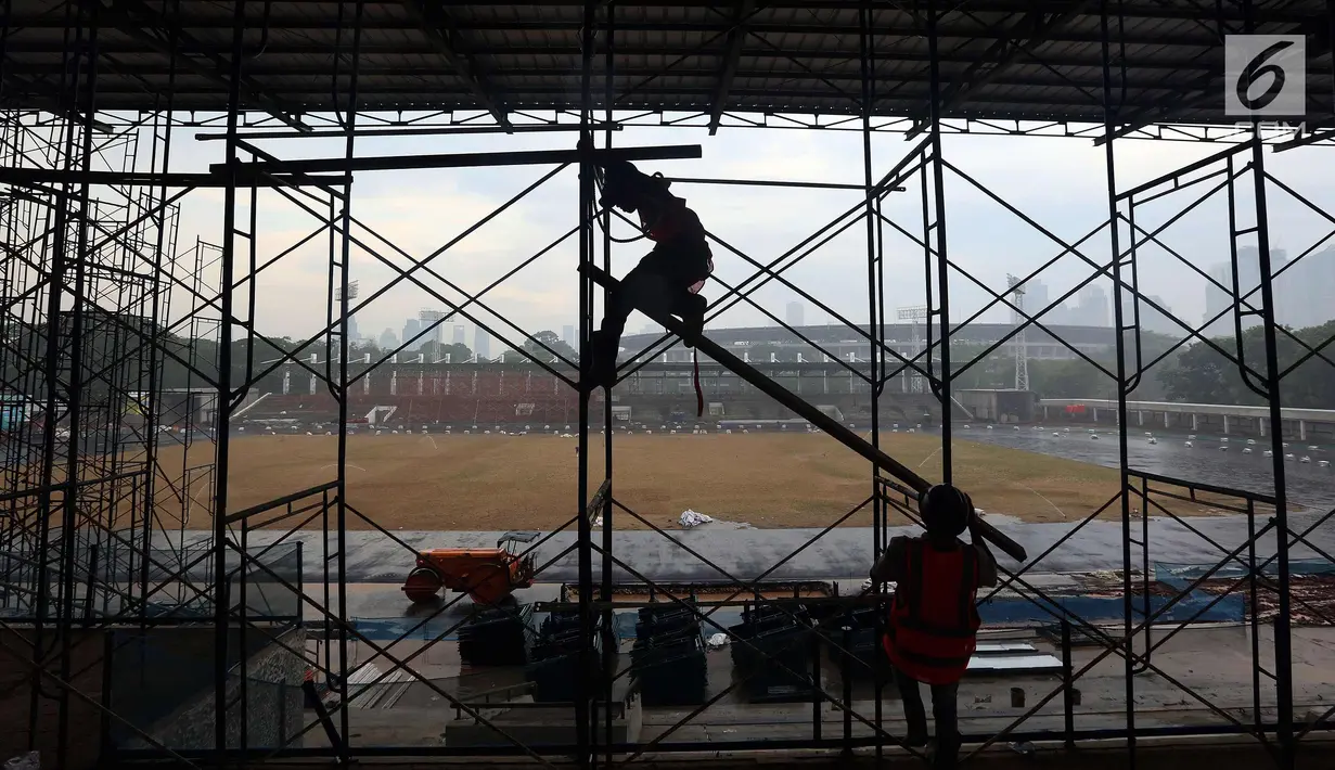 Pekerja menyelesaikan proyek renovasi Stadion Madya Senayan, Jakarta, Kamis (12/10). Pengerjaan renovasi Stadion Madya yang akan digunakan untuk perhelatan olahraga Asian Games Jakarta-Palembang 2018 terus dilakukan. (Liputan6.com/Joohan Tallo)