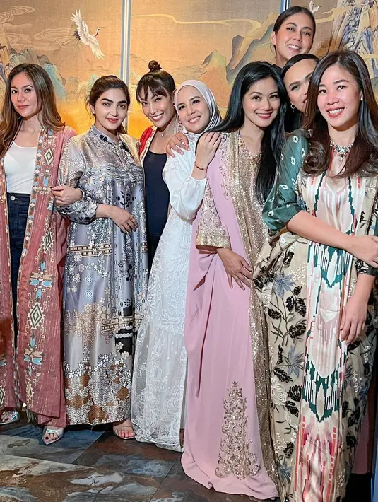 Wulan Guritno lebih sering tampil effortless, nyaris tanpa makeup. Namun ia berfokus pada complexion untuk meratakan warna kulit [@mrsayudewi]