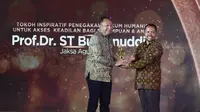 Kepala Pusat Penerangan Hukum (Kapuspenkum) Ketut Sumedana mewakili Jaksa Agung ST Burhanuddin menerima penghargaan Anugerah Inspiratif Liputan6.com 2023. (Liputan6.com/Angga Yuniar)