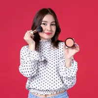 Wanita yang mengaplikasikan blush dengan brushnya (Foto: Freepik/KamranAydinov).