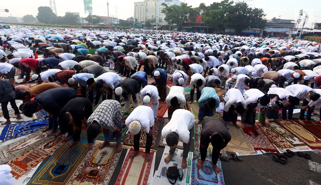Umat muslim melaksanakan Salat Idul Fitri di kawasan Senen, Minggu (25/6). Sebagian besar umat muslim merayakan Idul Fitri 1438 H pada Minggu (25/6) berdasarkan ketetapan pemerintah tentang 1 Syawal melalui sidang Isbat. (Liputan6.com/Johan Tallo)