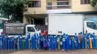 Tabung oksigen kosong tampak dalam barisan ketika orang-orang menunggu untuk mengisinya di luar sebuah pabrik di Yangon, Myanmar, Minggu (11/7/2021). Para pejabat mengatakan Myanmar mengalami lonjakan kasus COVID-19, memicu kelangkaan pasokan oksigen yang sangat dibutuhkan pasien. (Ye Aung THU/AFP)
