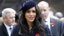 Duchess of Sussex Meghan Markle saat menghadiri Field of Remembrance di Westminster Abbey di London, Inggris (7/11/2019). Meghan Markle tampil cantik mengenakan mantel Boucle Alpaca biru tua dari koleksi Sentaler dan topi beludru kerudung jala koleksi Philip Treacy. (AFP Photo/Tolga Akmen)