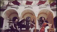 Veronica Tan menunjukkan kebolehan bermain cello. (dok. Instagram @veronicatan_official/https://www.instagram.com/p/BwJ1UcZgvvp/Dinny Mutiah)