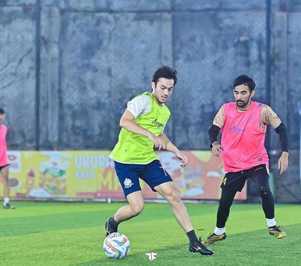 Meski profesi utamanya adalah seorang aktor, pria kelahiran 7 Maret 1996 ini tampaknya cukup pandai bermain bola. <br><br>Dari potret ini, ia tampak mahir menggiring bola agar tak direbut oleh tim lawan.