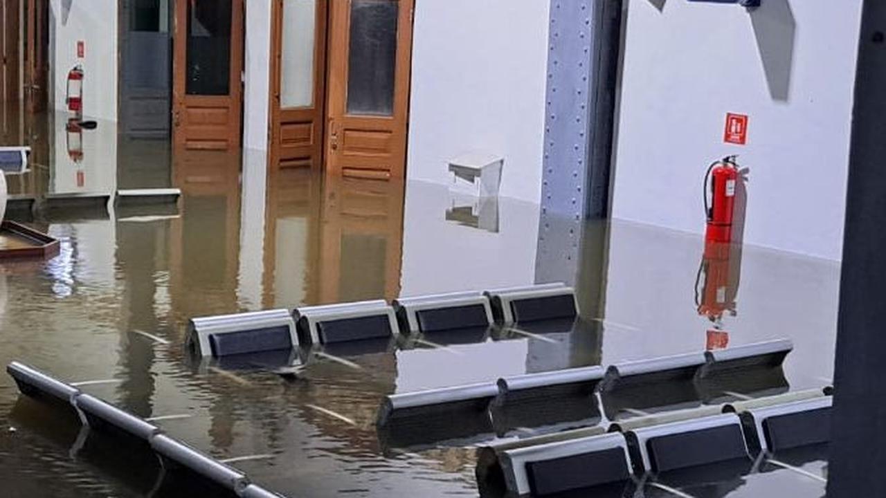 FOTO: Penampakan Banjir Lumpuhkan Stasiun Tawang dan Rendam Kawasan Kota Lama Semarang