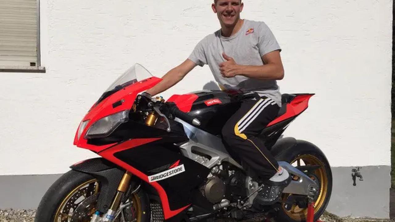 Stefan Bradl di atas motor Aprilia RSV4 Superbike. (c) Istimewa