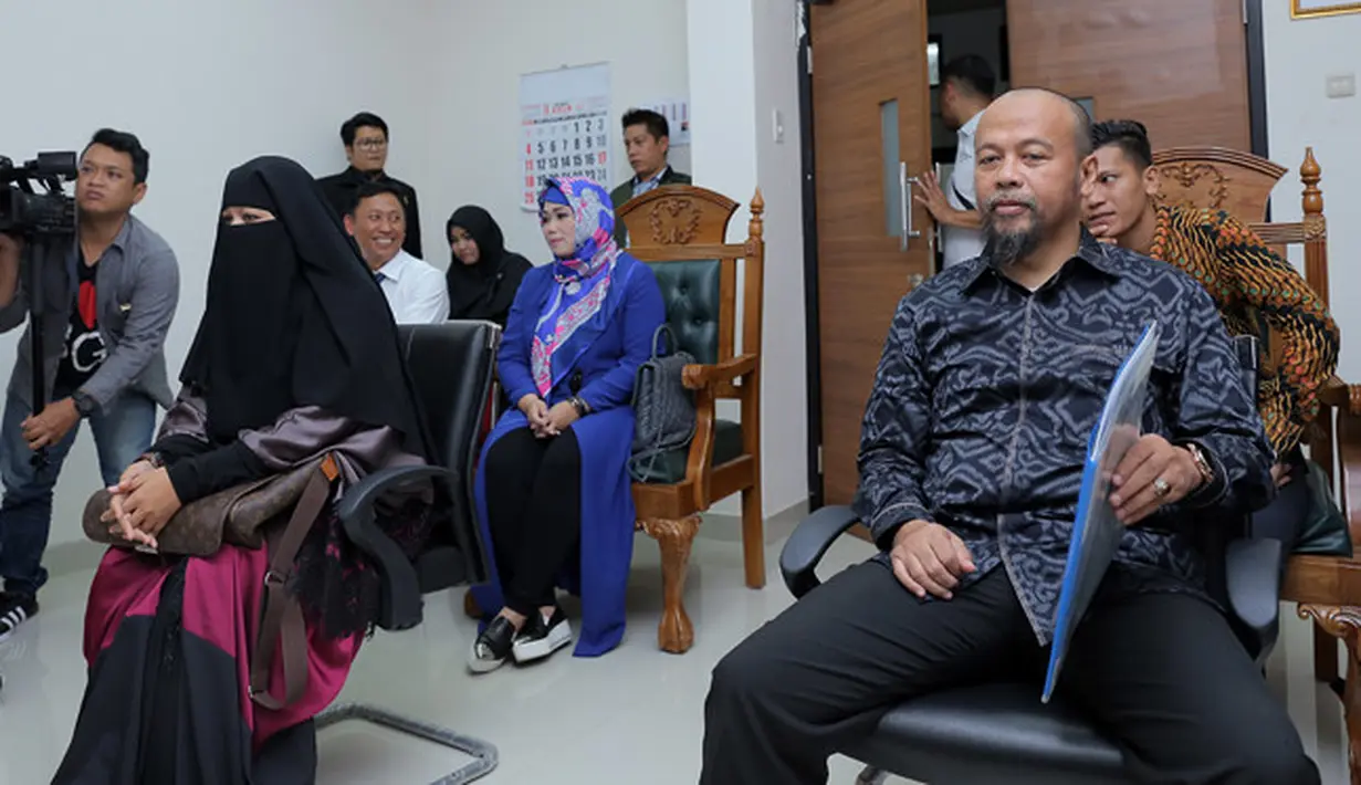 Dian Rositaningrum tidak mau bercerita panjang. Ia hanya fokus menjaga anak-anak serta keluarganya. Ia dan keluarganya sekarang ini dalam keadaan baik. Dan berharap bisa kuat menjalani masalah yang sedang terjadi. (Deki Prayoga/Bintang.com)