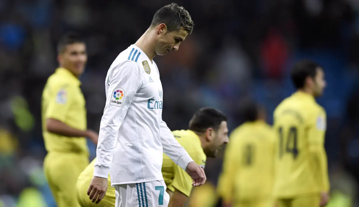 Striker Real Madrid, Cristiano Ronaldo, tampak lesu usai ditaklukkan Villarreal pada laga La Liga Spanyol di Stadion Santiago Bernabeu, Madrid, Sabtu (13/1/2018). Real Madrid kalah 0-1 dari Villarreal. (AFP/Gabriel Bouys)