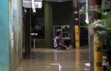 Banjir di Kampung Melayu Setinggi 135 Cm, Warga Bertahan di Lantai 2