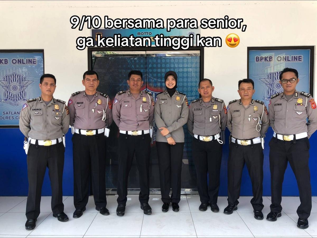 Punya Bandan Super Jangkung, Momen Kebersamaan Polwan dengan Rekannya Ini Curi Perhatian