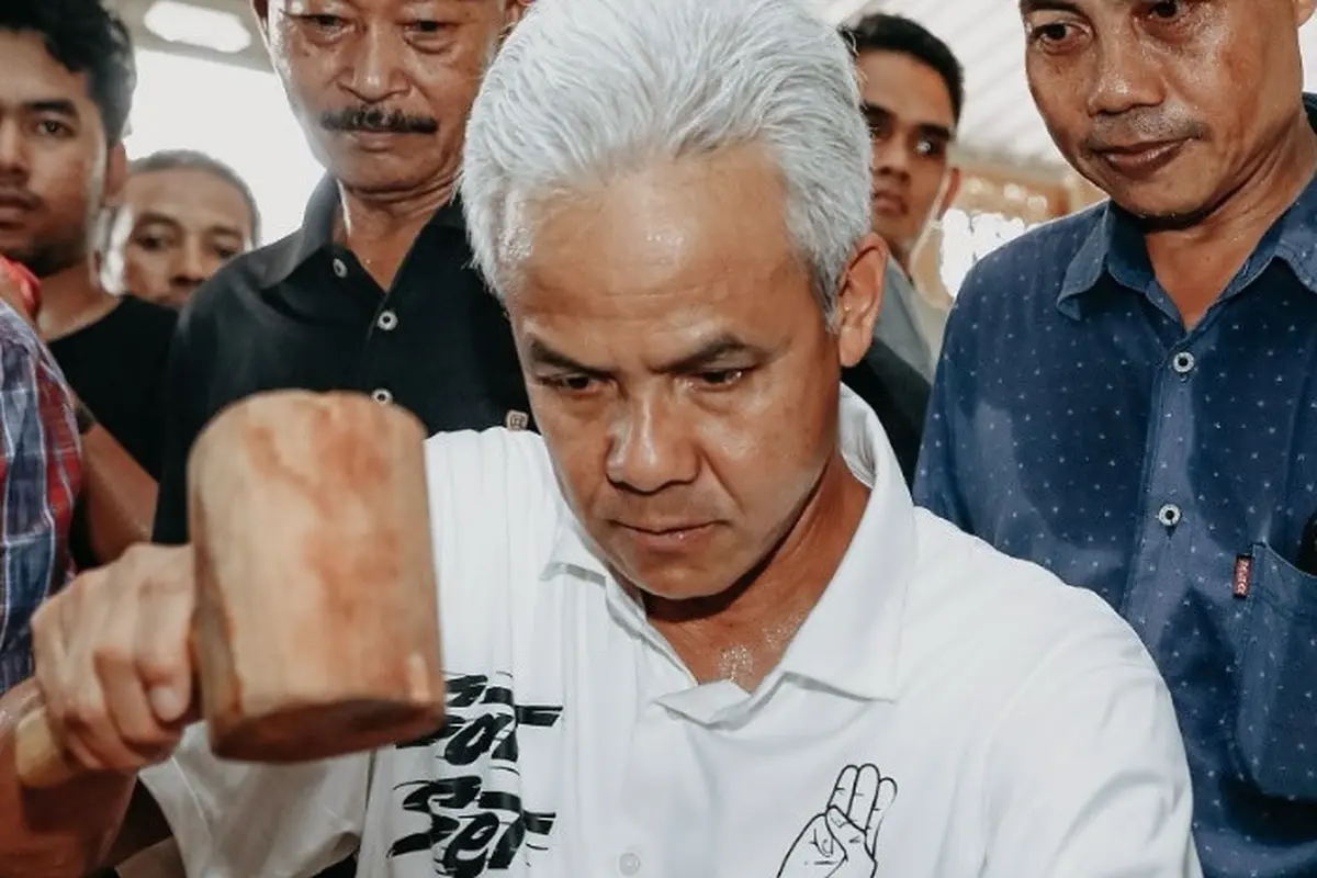 Ekspresi Ganjar Pranowo Saat Mengukir Kayu di Jepara Jadi Sorotan, Warganet: Serius Banget
