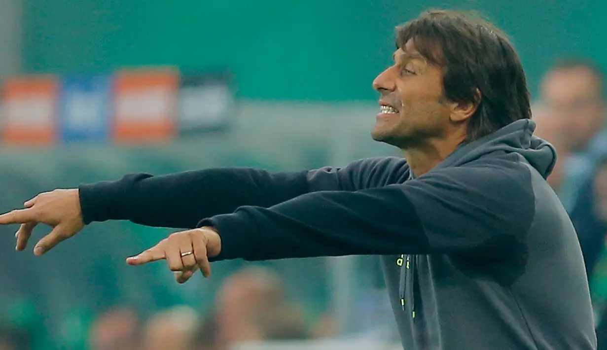 Pelatih anyar Chelsea Antonio Conte saat menginstruksikan pemainnya saat melawan  Rapid Wina pada laga persahabatan di Allianz Arena Wina, Austria, (16/7).Pertandingan ini merupakan debut awal Antonio Conte bersama Chelsea. (Reuters / Heinz - Peter Bader)