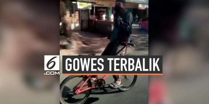 VIDEO: Aksi Pria Gowes Sepeda Terbalik di Makassar
