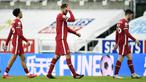 Bek Liverpool, Nathaniel Phillips (tengah) dan rekan setim meninggalkan lapangan usai berakhirnya laga lanjutan Liga Inggris 2020/21 pekan ke-16 melawan Newcastle United di St James' Park, Rabu (30/12/2020). Liverpool bermain imbang 0-0 dengan Newcastle United. (AFP/Peter Powell/Pool)