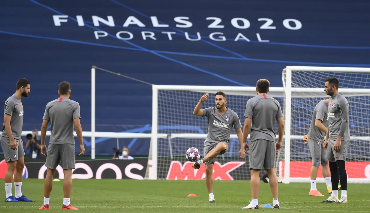 Pemain Atletico Madrid Koke (tengah) menendang bola saat sesi latihan di Stadion Jose Alvalade, Lisbon, Portugal, Rabu (12/8/2020). Atletico Madrid akan menghadapi Leipzig pada perempat final Liga Champions. (Lluis Gene/Pool via AP)