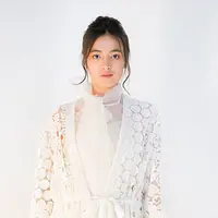 Punya suara indah dan jago berakting, kekasih dari Bryan Domani ini memang kian populer. Sudah banyak film, sinetron hingga serial yang ia bintangi. Selain itu ia pun banyak membagikan hasil pemotretannya yang tampil dengan makeup flawless. (Liputan6.com/IG/@mawar_eva)