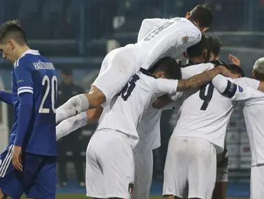Pemain Italia merayakan gol yang dicetak Domenico Berardi ke gawang Bosnia pada laga UEFA Nations League 2020/2021 di Grbavica Stadium, Kamis (19/11/2020) dini hari WIB. Italia menang 2-0 atas Bosnia. (AP Photo/Kemal Softic)