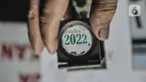 Pekerja menggunakan kaca pembesar untuk memeriksa hasil cetakan kalender di toko percetakan kawasan Senen, Jakarta, Senin (27/12/2021). Jelang tahun baru 2022 permintaan kalender meningkat hingga 20 persen dibandingkan tahun sebelumnya. (merdeka.com/Iqbal S Nugroho)