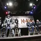 Kiss dan Def Leppard akan menggelar konser musim panas bersama. Mereka akan menyambangi 42 kota di Amerika Serikat.