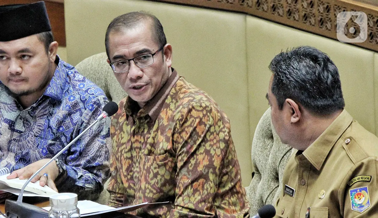 Ketua KPU Hasyim Asy'ari (tengah) mengikuti Rapat Dengar Pendapat (RDP) dengan Komisi II DPR di Kompleks Parlemen, Senayan, Jakarta, Senin (3/10). Rapat Dengar Pendapat (RDP) tersebut membahas rancangan Peraturan KPU (PKPU) tentang penyusunan daftar pemilih dan partisipasi masyarakat dalam pemilihan umum serta PKPU tentang pemilihan Gubernur dan Wakil Gubernur, Bupati dan Wakil Bupati, atau Walikota dan Wakil Walikota serta membahas rancangan PKPU tentang penetapan daerah pemilihan dan alokasi kursi anggota Dewan Perwakilan Rakyat Daerah Kabupaten/Kota dalam pemilihan umum. (Liputan6.com/Angga Yuniar)