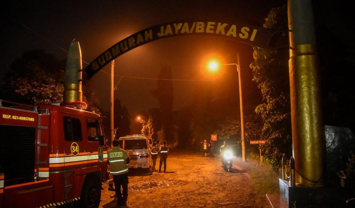 65 Ton munisi yang telah kedaluwarsa terbakar dan meledak di Gudang Munisi Daerah (Gudmurad) milik Yonarmed 07/155 GS Kodam Jaya TNI AD di Desa Ciangsana, Kabupaten Bogor, Jawa Barat.<br>