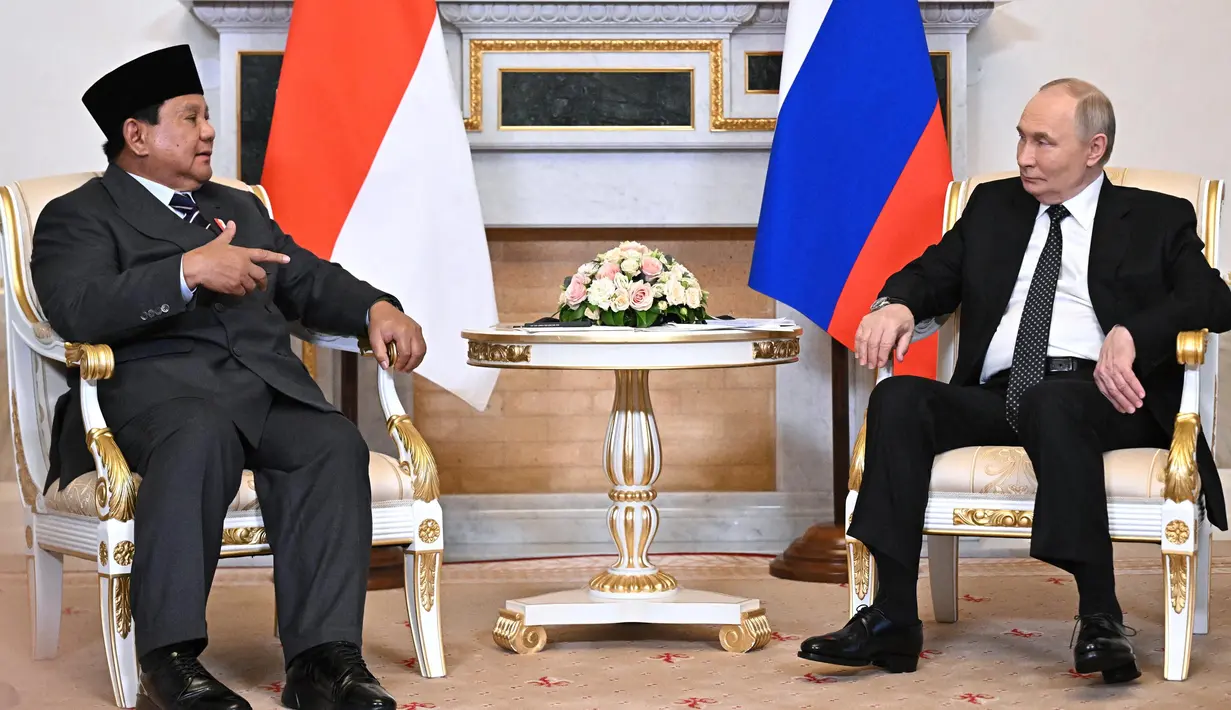 Dalam foto yang disebarkan oleh kantor berita Rusia Sputnik ini memperlihatkan Presiden Republik Indonesia Prabowo Subianto (kiri) berbincang dengan Presiden Rusia Vladimir Putin di Saint Peterburg pada 19 Juni 2025. (Sergei BOBYLYOV/POOL/AFP)