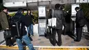 Sejumlah perokok berkumpul di smoking area yang disediakan di Naka-Meguro, Tokyo (10/3). Kesadaran warga Jepang termasuk tinggi dengan tertibnya para perokok yang tidak merokok di sembarang tempat. (AFP Photo/BEHROUZ MEHRI)
