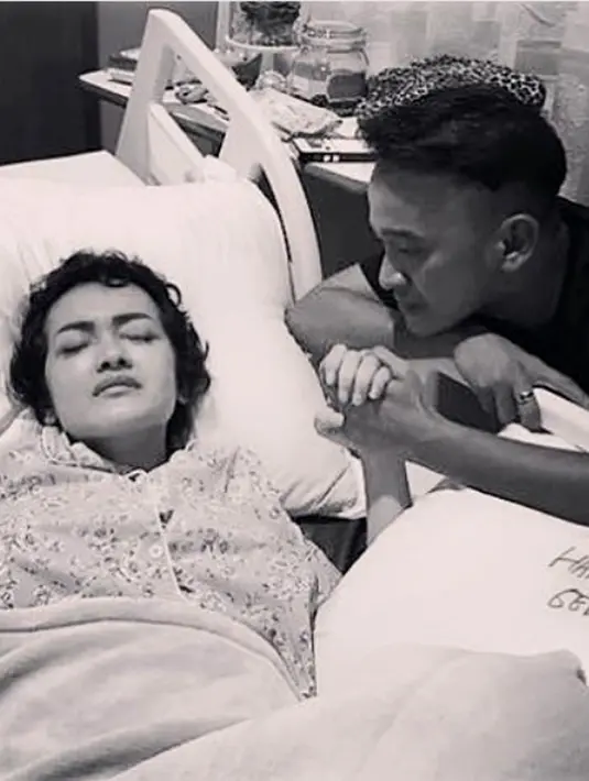 Sekitar tiga bulan belakangan ini, Jupe berjuang dengan penyakit kanker serviks stadium IV di RSCM. Diantara banyak teman dan sahabat yang hadir, Ruben paling sering memantau kondisi Jupe ditengah kesibukannya. (Instagram/ruben_onsu)