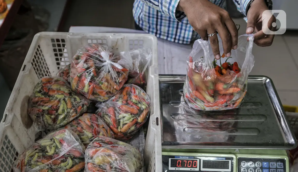 Pekerja menimbang paket setengah kilogram cabai rawit yang siap dijual di Pasar Mitra Tani Klender, Jakarta Timur, Rabu (10/3/2021). Dalam rangka menekan harga cabai di pasar, Kementan menggelar Pasar Cabai Murah di 34 lokasi Jakarta, Bogor dan Bekasi mulai 8-20 Maret. (merdeka.com/Iqbal S Nugroho)