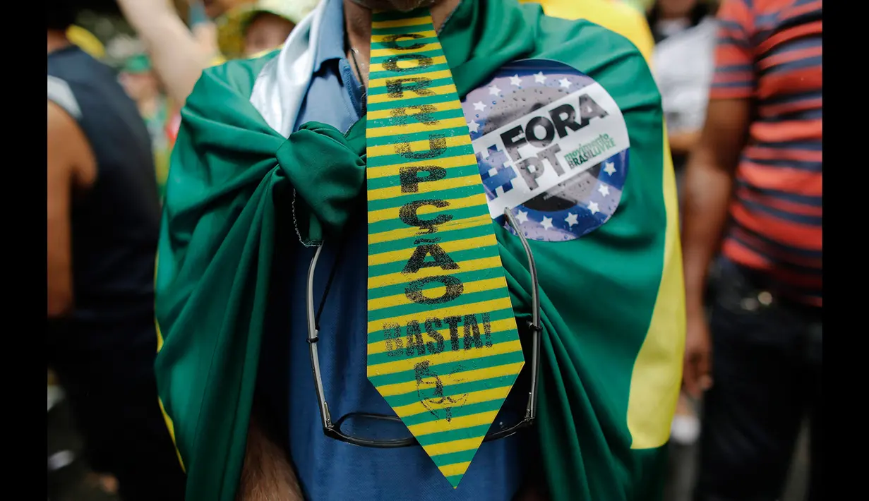 Seorang demonstran mengenakan dasi memprotes Presiden Brazil di Paulista Avenue, Sao Paulo, Brazil (15/3/2015). Satu juta demonstran memenuhi ruas jalan di kota-kota Brazil untuk memprotes ekonomi lesu, kenaikan harga dan korupsi. (Reuters/Nacho Doce)